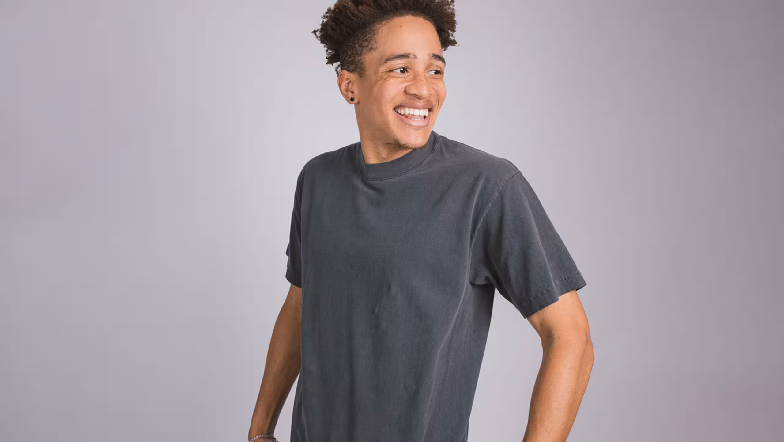 man wearing a heavyweight dark gray t-shirt